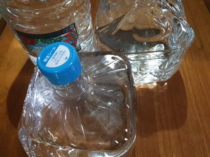 天然水のボトル容器画像
